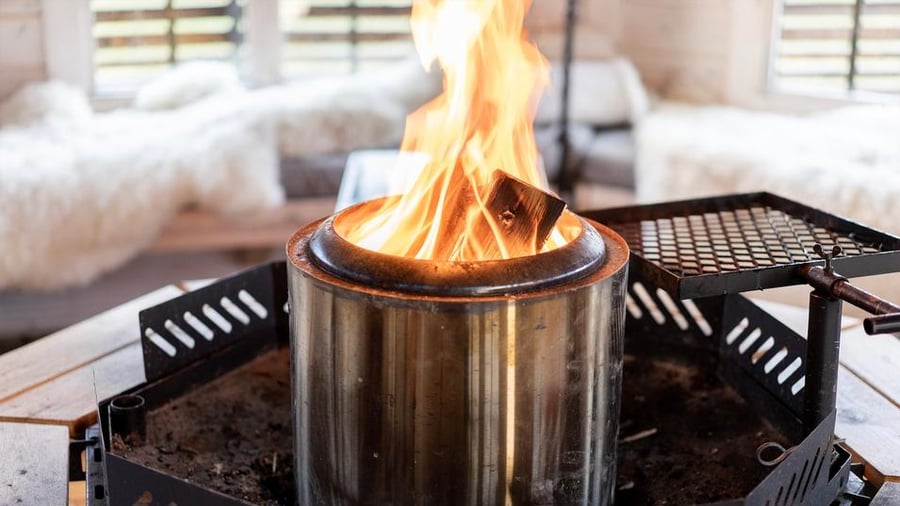 Vedfyring står fortsatt sterkt blant nordmenn   